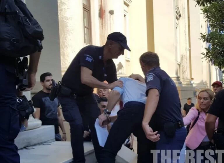 Πάτρα: Συγκλονιστικές σκηνές στα δικαστήρια κατά την άφιξη του πατροκτόνου της Ζακύνθου – «Εσείς να μην στεναχωριέστε»!